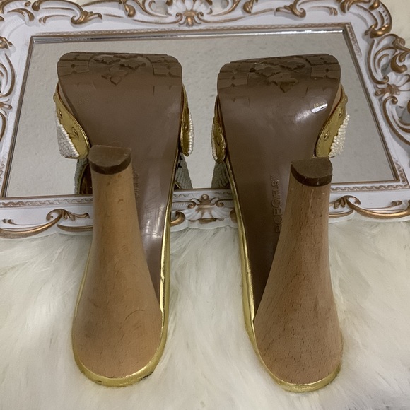 BCBGIRLS Metallic sandals w/bead detail Size 8 - Picture 4 of 16